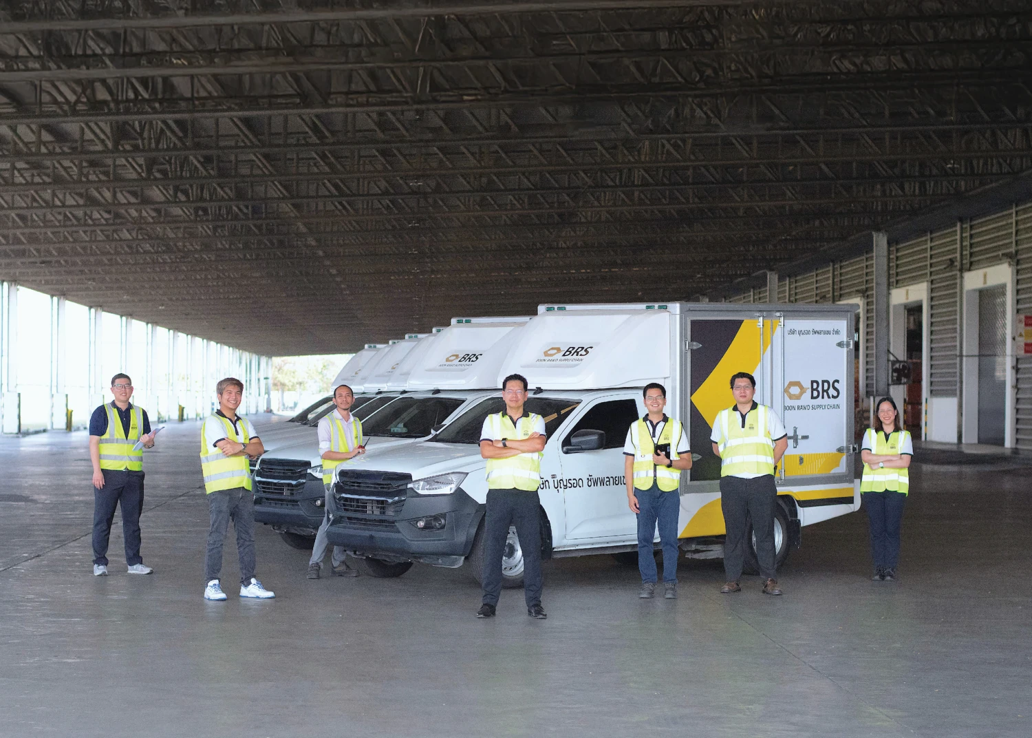 ทีมงานซัพพลายเชนที่ดีของบุญรอดซัพพลายเชน (Boon Rawd Supply Chain) กับรถบรรทุก BRS ในศูนย์กระจายสินค้า