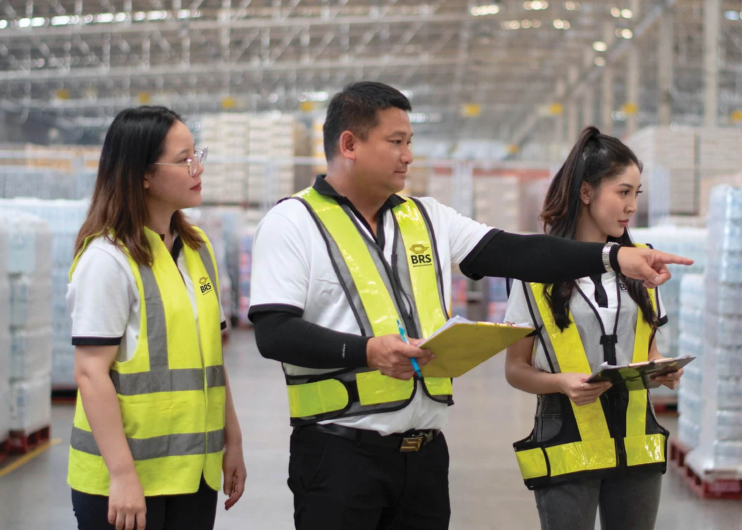 ทีมผู้เชี่ยวชาญของบุญรอดซัพพลายเชน (Boon Rawd Supply Chain) จัดการซัพพลายเชนในศูนย์กระจายสินค้า BRS