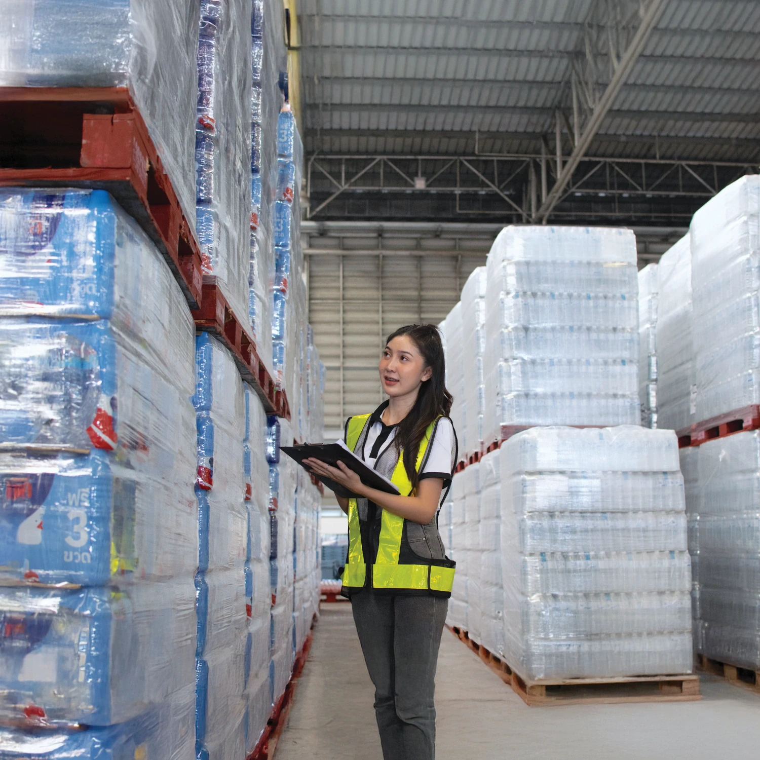 พนักงานจด SKU สินค้าน้ำดื่มในศูนย์กระจายสินค้าของบุญรอดซัพพลายเชน (Boon Rawd Supply Chain) หรือ BRS