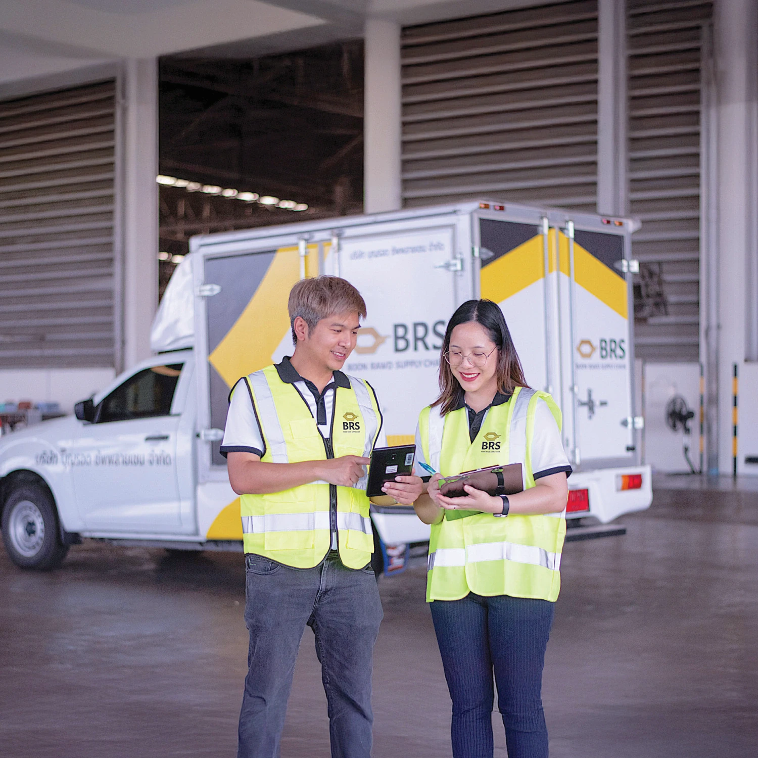 พนักงานหน้าศูนย์กระจายสินค้าของบุญรอดซัพพลายเชน (Boon Rawd Supply Chain) หน้ารถขนส่ง BRS
