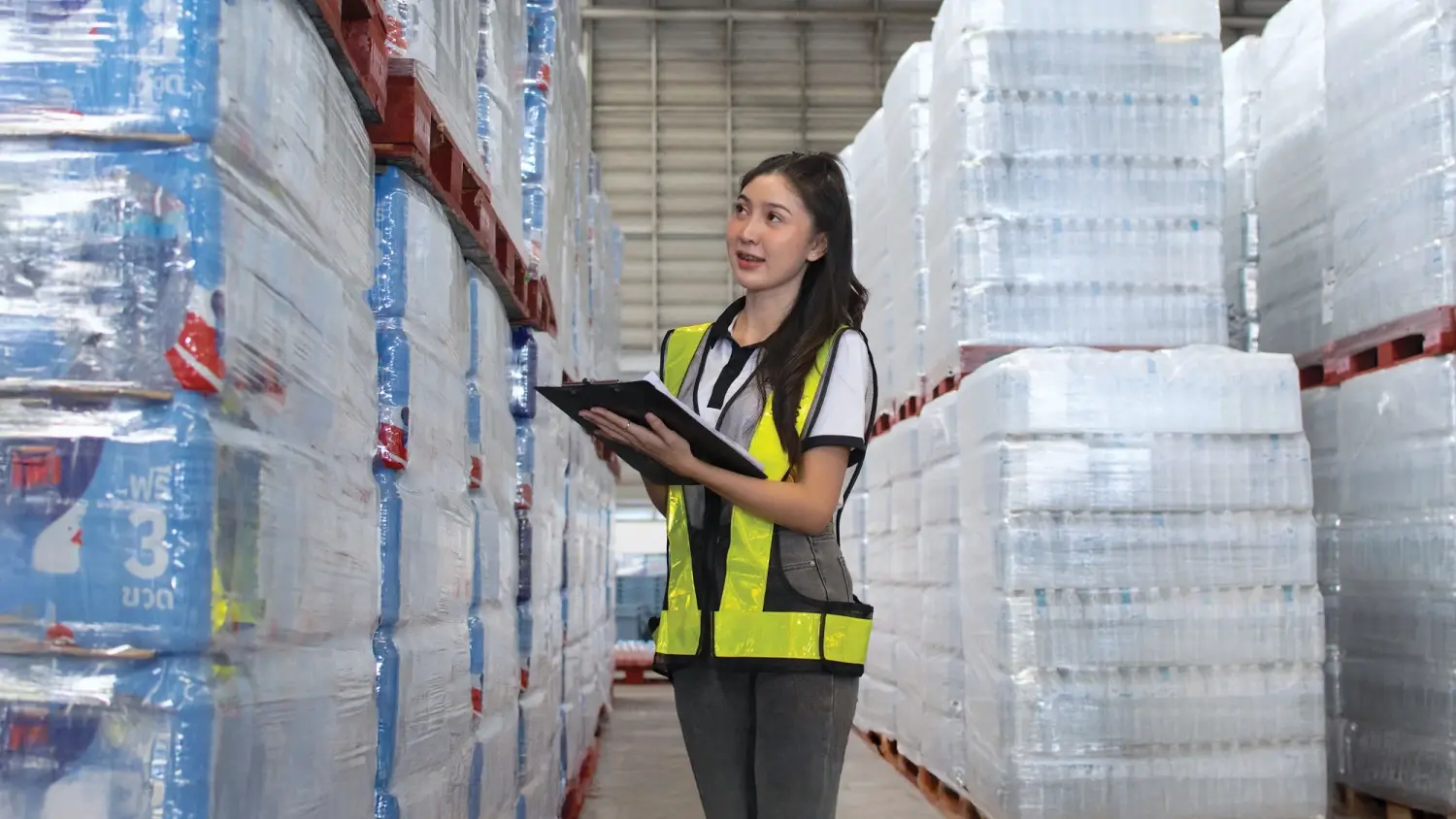 พนักงานจด SKU สินค้าน้ำดื่มในศูนย์กระจายสินค้าของบุญรอดซัพพลายเชน (Boon Rawd Supply Chain) หรือ BRS