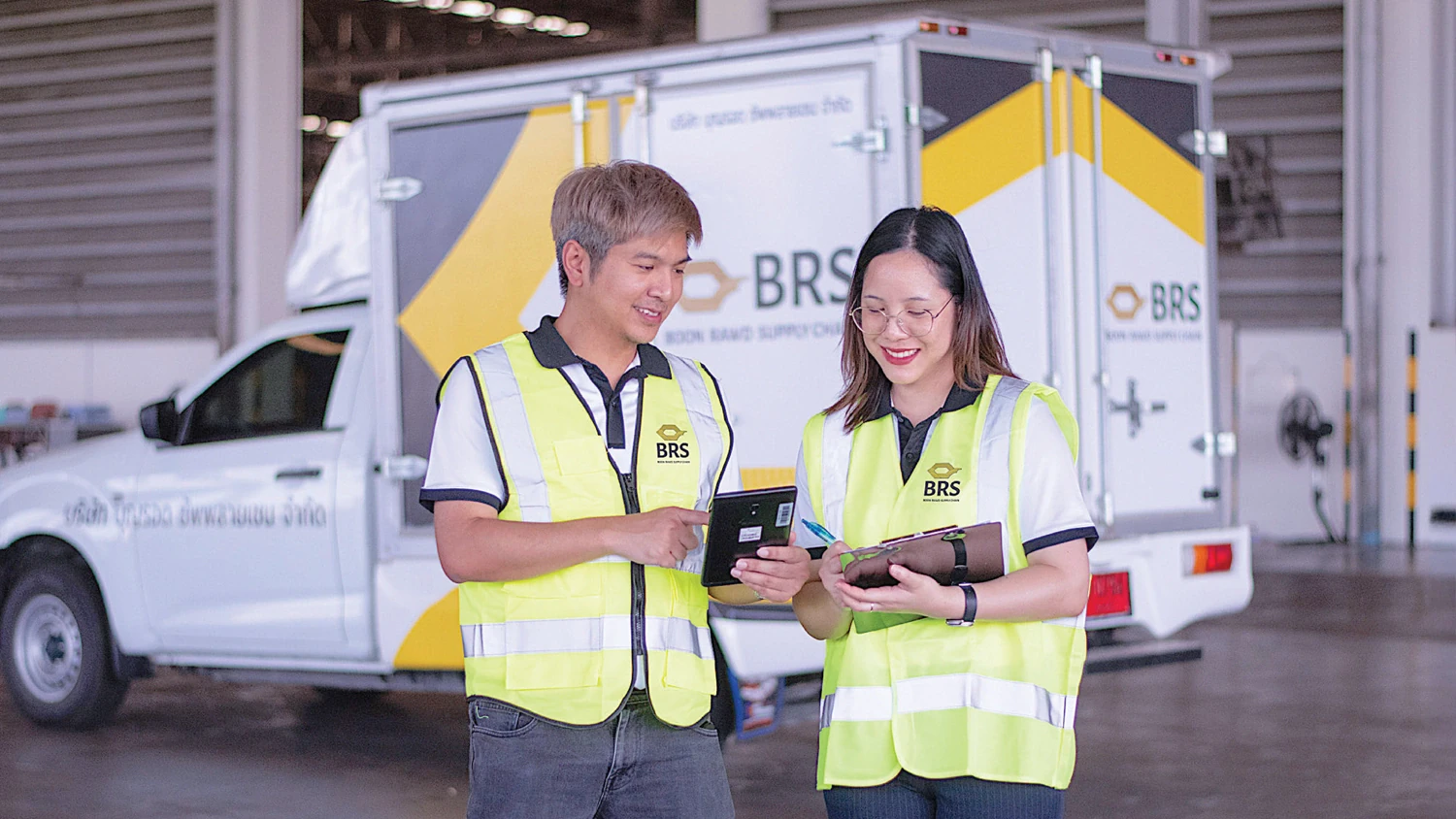 พนักงานหน้าศูนย์กระจายสินค้าของบุญรอดซัพพลายเชน (Boon Rawd Supply Chain) หน้ารถขนส่ง BRS